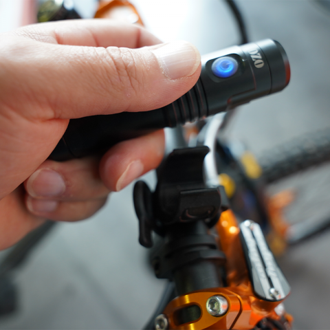 Lampe 500 Lumens avec batterie Li-ion 3.7V 2.4Ah