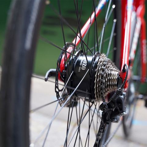 Kit hornet pour vélo de route axe traversant 250W roue arrière avec batterie carénée 36V 250Wh À 700Wh