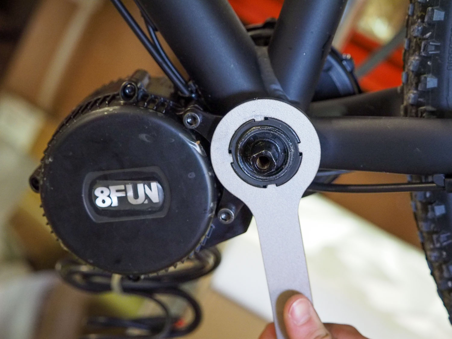 Clé de serrage pour moteur pédalier